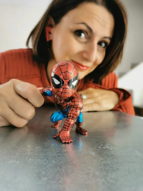 Alice avec un livre sur la médecine des anges