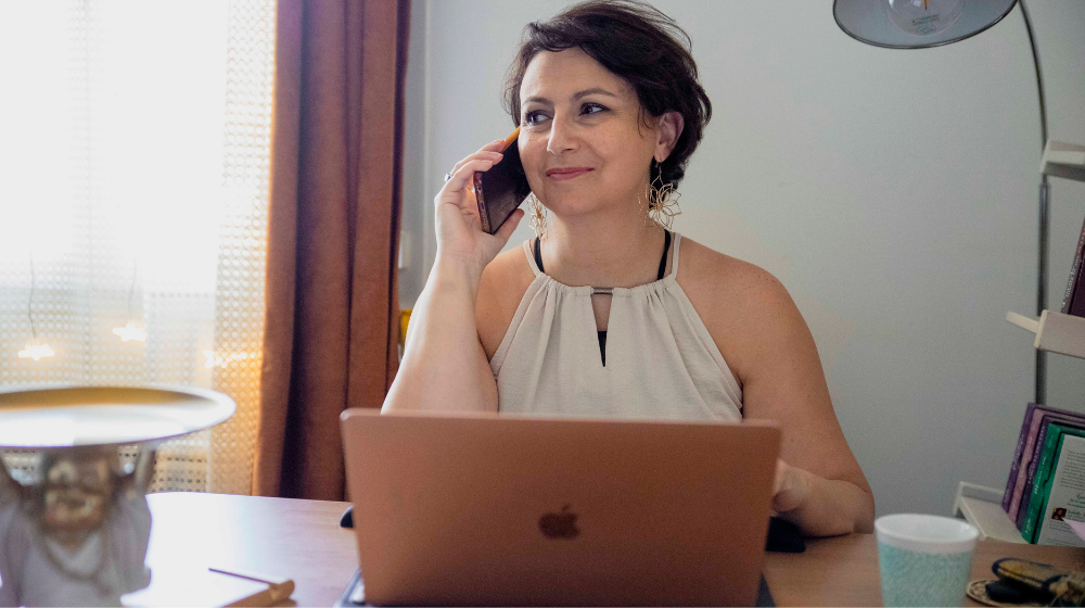 Alice Hoareau dans son cabinet professionnel