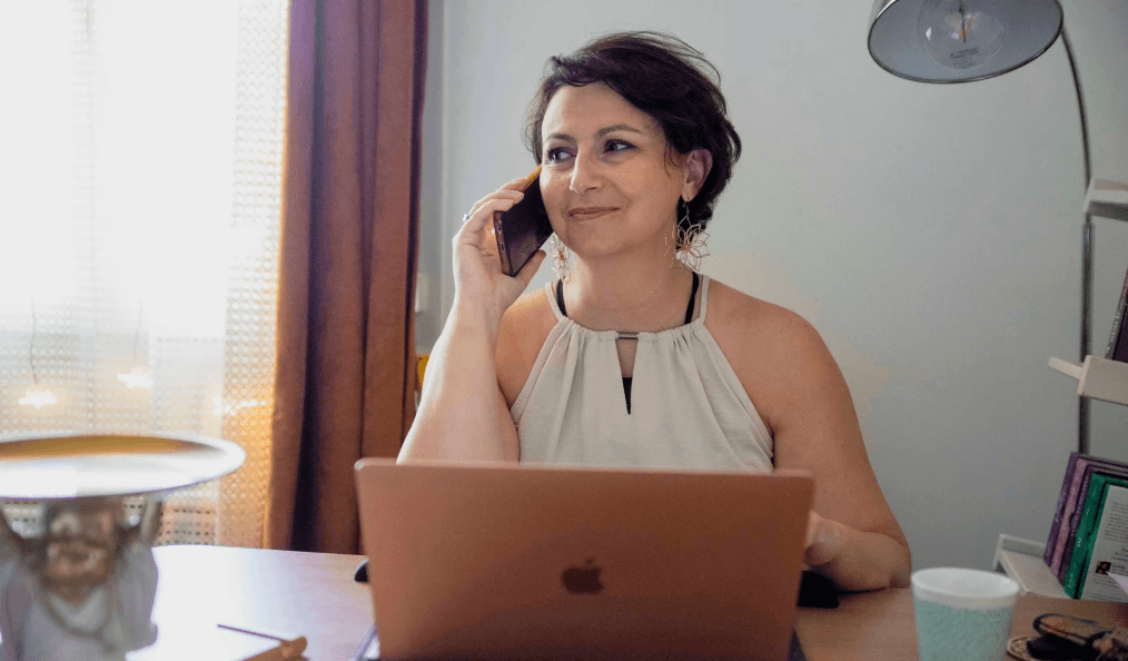 Alice Hoareau dans son cabinet professionnel