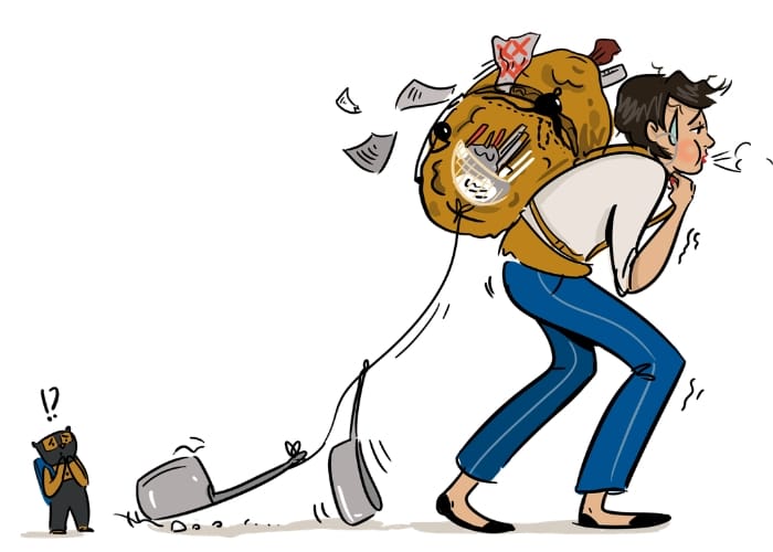 Aliko qui porte un sac rempli de lourdes charges et kakko qui la suit