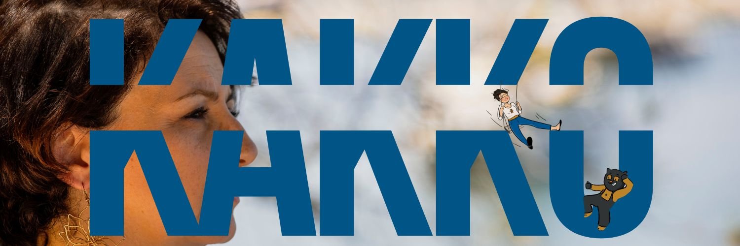 bannière avec la marque KAKKO en gros et Alice en fonds d'écran, et Aliko et Kakko la mascotte en animation miniature jouant avec les lettres de la marque KAKKO